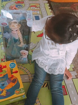 「petit main（プティマイン）の胸リボン付き裾レースペプラム長袖Ｔシャツ（Tシャツ/カットソー、ホワイト系）」を使った、oliviaさん（キッズ・120cm）の春コーディネート