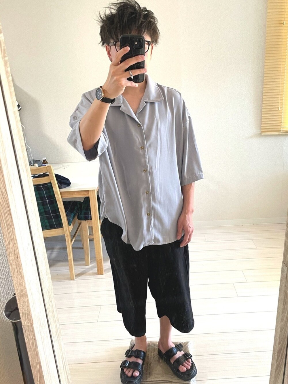 「シンプル、休日スタイル、夏、サンダル、シャツスタイル、ワイドパンツ、低身長、オープンカラーシャツ、ラクチンコーデ」｜「minsobiの【minsobi】７分丈ワイドパンツ　ユニセックス（その他パンツ、ブラック系）」を使った、むねりんさん（メンズ・165cm）の夏コーディネートの1枚目の写真
