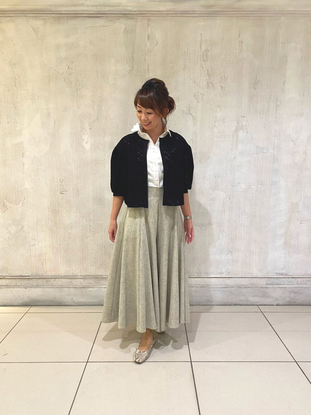ベージュ系のその他パンツ、ホワイト系のシャツ/ブラウス、ブラック系のシャツ/ブラウスを着用したレディースの春コーディネートの1枚目の写真
