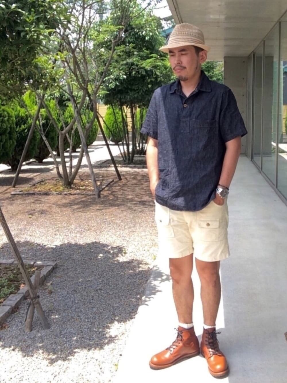 「デニムシャツ、プルオーバー、ブッシュパンツ、短パン、ブーツ、レッドウィング、ベックマン、9016、ハット、革靴」｜「OVERRIDEのアイテム（ハット、ベージュ系）」を使った、さとしさん（メンズ・174cm）の夏コーディネートの1枚目の写真
