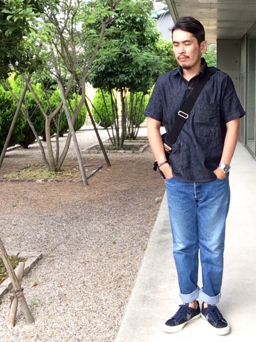 「デニム、デニムシャツ、プルオーバーシャツ、ワンスター、スタッツ」｜「Nigel Cabournのアイテム（シャツ/ブラウス、ブルー系）」を使った、さとしさん（メンズ・174cm）の夏コーディネートの1枚目の写真