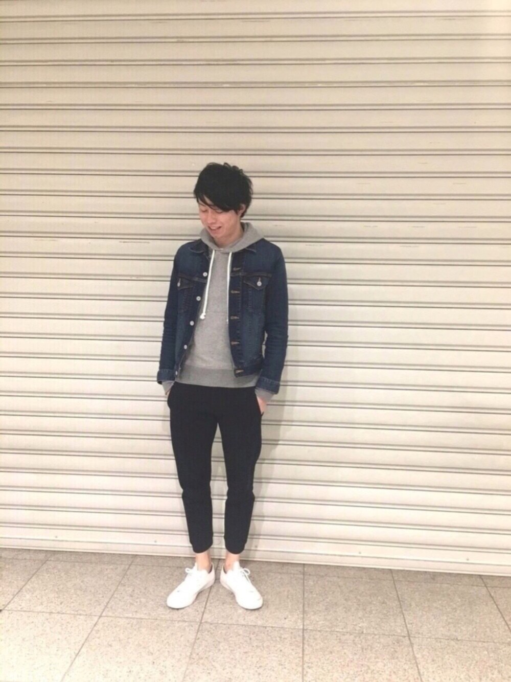 グレー系のパーカー、ブルー系のデニムジャケット、ブルー系のその他パンツを着用したメンズの春コーディネートの1枚目の写真