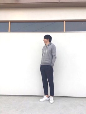 「無地党」｜「アイテム（スラックス）」を使った、icchoさん（メンズ・177cm）の春コーディネート