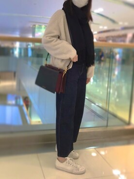 「CHARLES & KEITH（チャールズ & キース）のベルベットボウディテール トップハンドルバッグ / Velvet Bow Detail Top Handle Bag（ハンドバッグ、ブラック系）」を使った、JTさん（レディース）の冬コーディネート