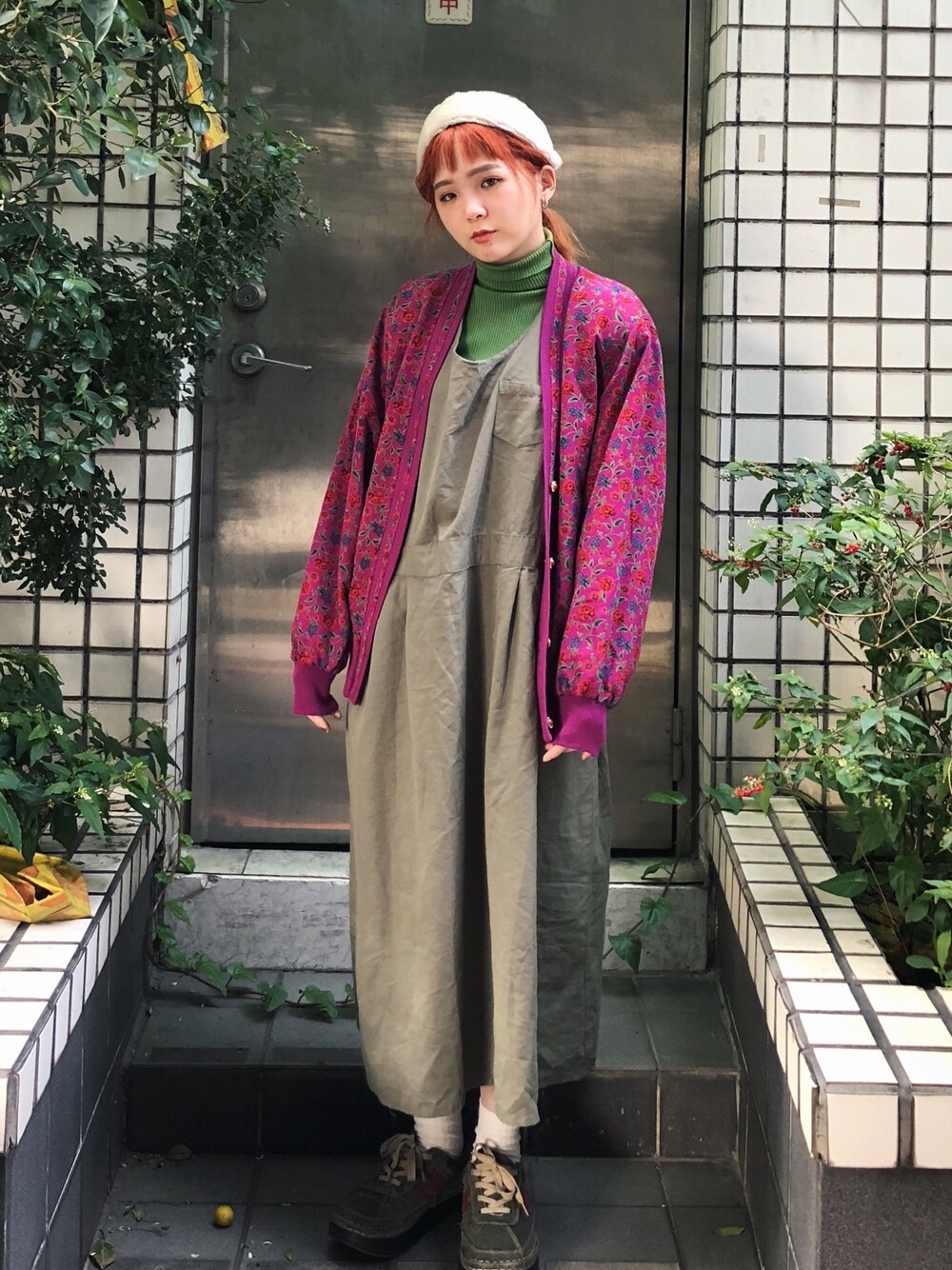 ピンク系のジャケット/アウター、ホワイト系のヘアバンドを着用したレディースの春コーディネートの1枚目の写真