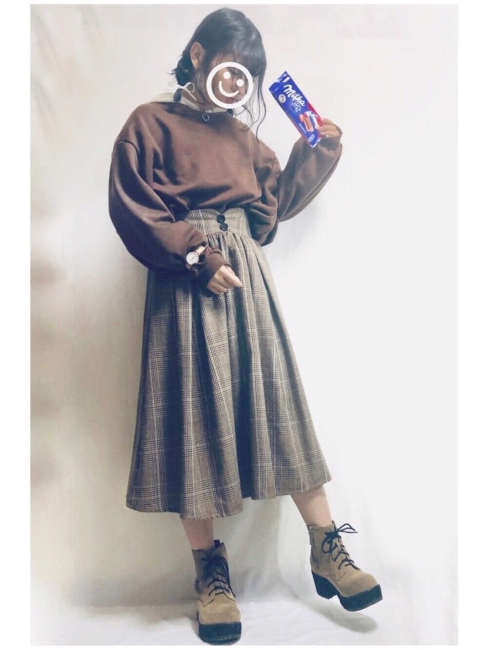 「チョコ色に染まれ、お気に入りの服でデートに行こう、ビッグシルエット、ブラウン、ベージュ、アースカラー、リングジップ、低身長コーデ、ガーリー、レイヤードスタイル」｜「apres jourのハーフジップフーディ【ZOZOTOWN限定アイテム】（パーカー、ベージュ系）」を使った、🌨梨🌨さん（レディース・154cm）の冬コーディネートの1枚目の写真