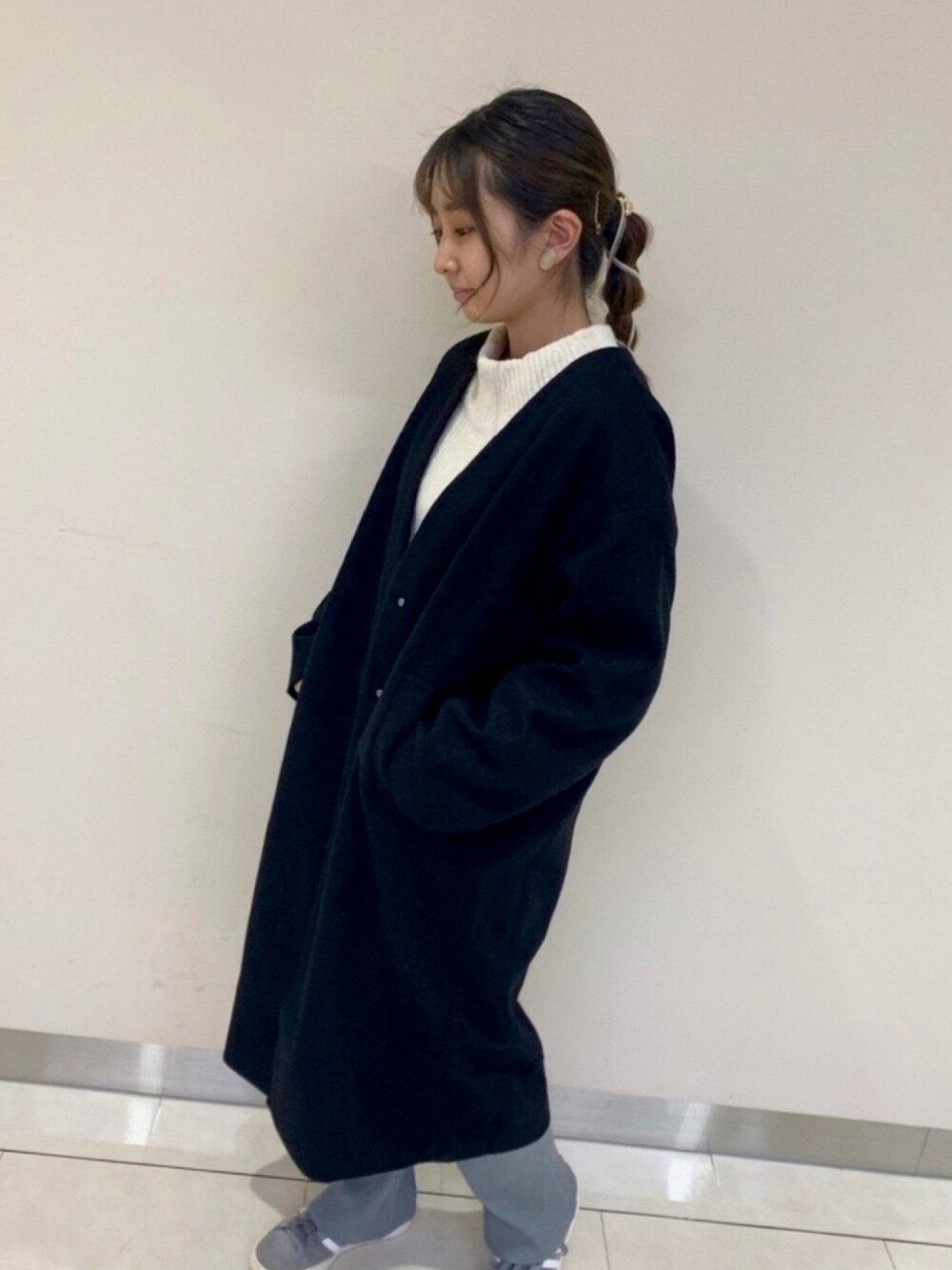 「earth music&ecology、earthstaff、コート、Vネックコート、クール、ロングコート、黒コート、ノーカラーコート、冬アウター、スニーカー」｜「earth music&ecologyのアイテム（ノーカラーコート、ブラック系）」を使った、まいさん（レディース・158cm）の冬コーディネートの1枚目の写真