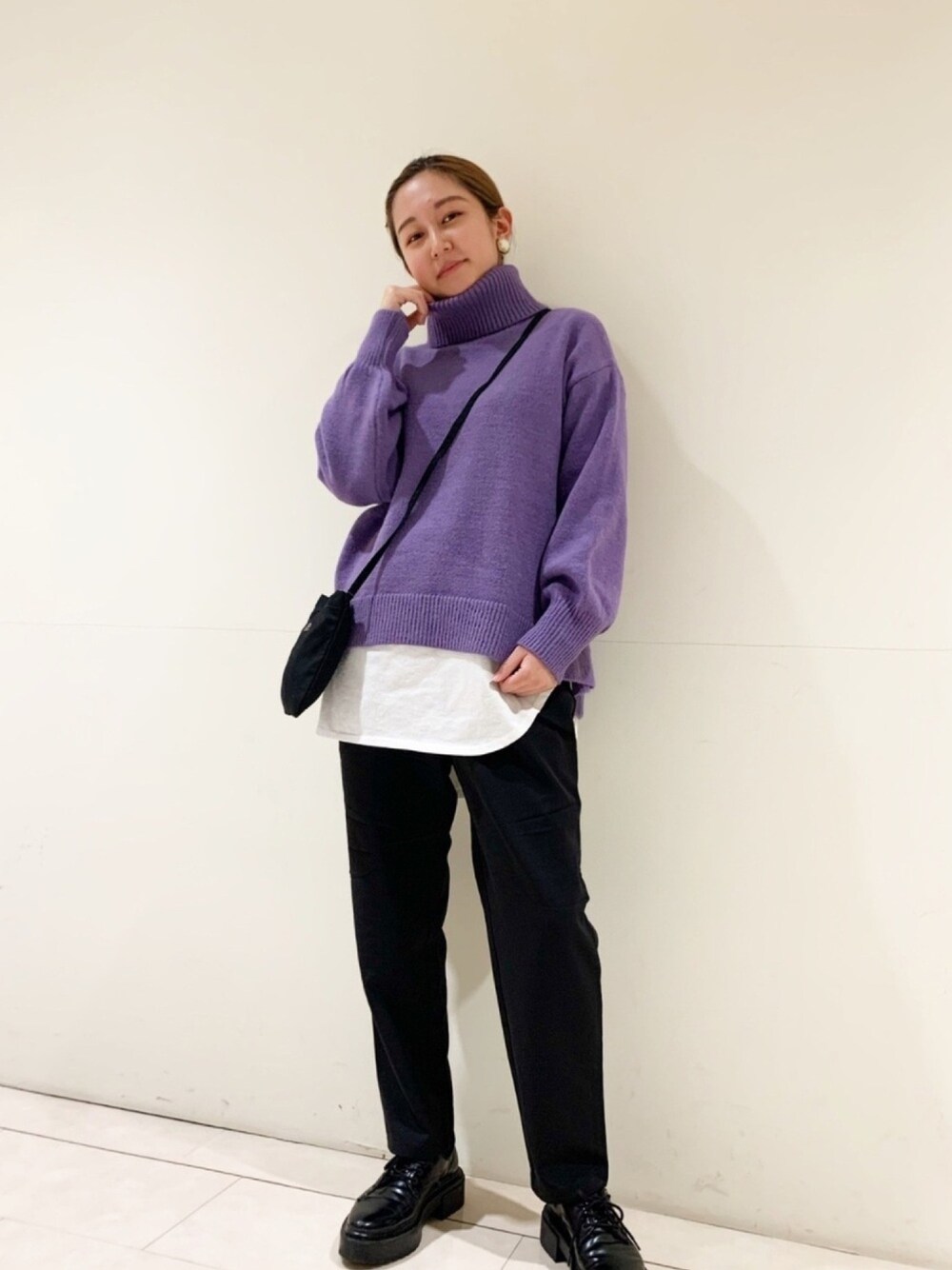 「タートルネック、ニット、カジュアルコーデ、オトナカジュアル、春コーデ、いいね、save、フォローお願いします🤑、プチプラ、リラックススタイル、earth music&ecology、ハイネック」｜「earth music&ecologyのスリットヘムタートルニットプルオーバー　＊（ニット/セーター、パープル系）」を使った、まいさん（レディース・158cm）の冬コーディネートの1枚目の写真