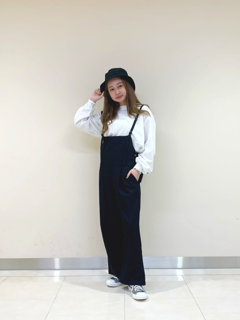 「サロペット、カジュアル、ストリート、モノトーン、converse、コンバース、ラクチンコーデ、パンツスタイル、トレーナー、セットアップ」｜「earth music&ecologyのアイテム（トップス、ホワイト系）」を使った、まいさん（レディース・158cm）の春コーディネートの1枚目の写真