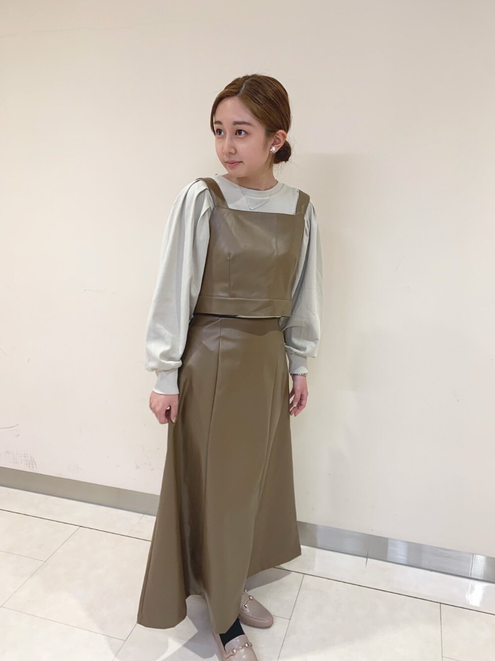 「パステル映える春、ローファー、セットアップ、ボリューム袖、休日スタイル、モード、ハイウエスト、シンプル、韓国ファッション、ガーリー」｜「earth music&ecologyの＜ＷＥＢ限定大きな・小さなサイズ＞SET2点 レザービスチェ&フレアスカート（スカート、ブラウン系）」を使った、まいさん（レディース・158cm）の春コーディネートの1枚目の写真