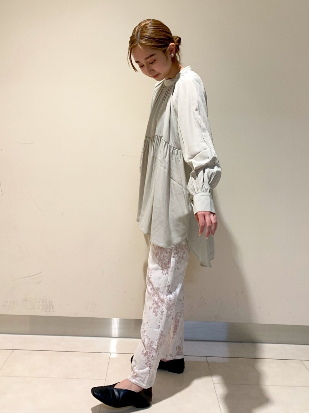 「パステル映える春、春めきシューズ、シンプルコーデ、ラクチンコーデ、ゆるコーデ、リラックススタイル、春コーデ、春色、いいね、save、フォローお願いします🤑、パンツスタイル」｜「earth music&ecologyのアイテム（トップス、グリーン系）」を使った、まいさん（レディース・158cm）の春コーディネートの1枚目の写真