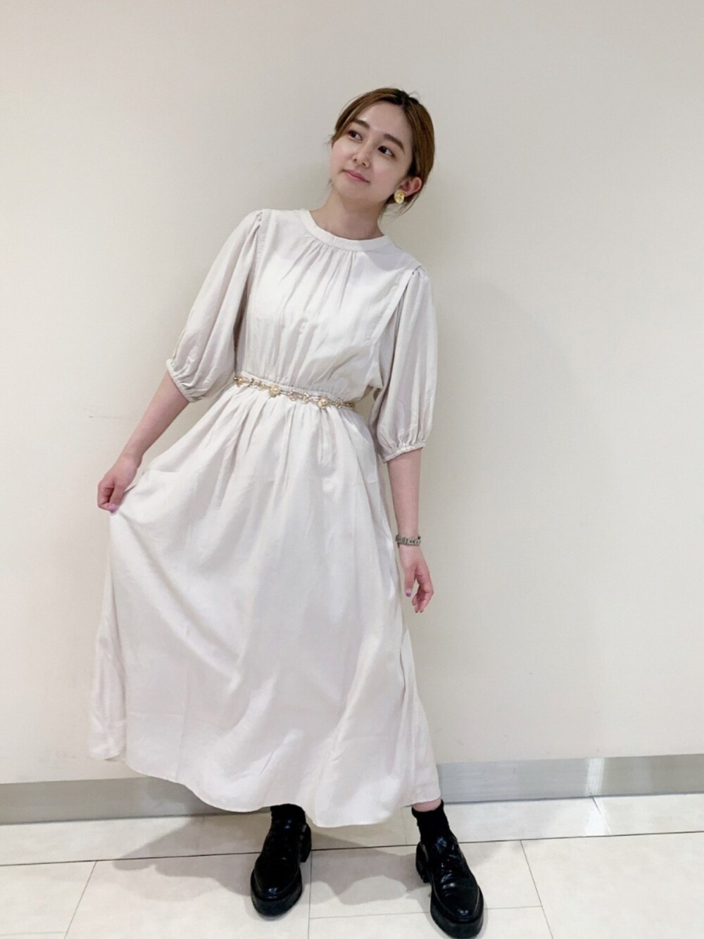 「ロングワンピース、ウエストマーク、ハット、ゆるコーデ、セットアップ、チノパン、春夏コーデ、プチプラ、earth music&ecology、オーバーオール」｜「earth music&ecologyのボリュームスリーブワンピース ＊（ワンピース、その他）」を使った、まいさん（レディース・158cm）の春コーディネートの1枚目の写真