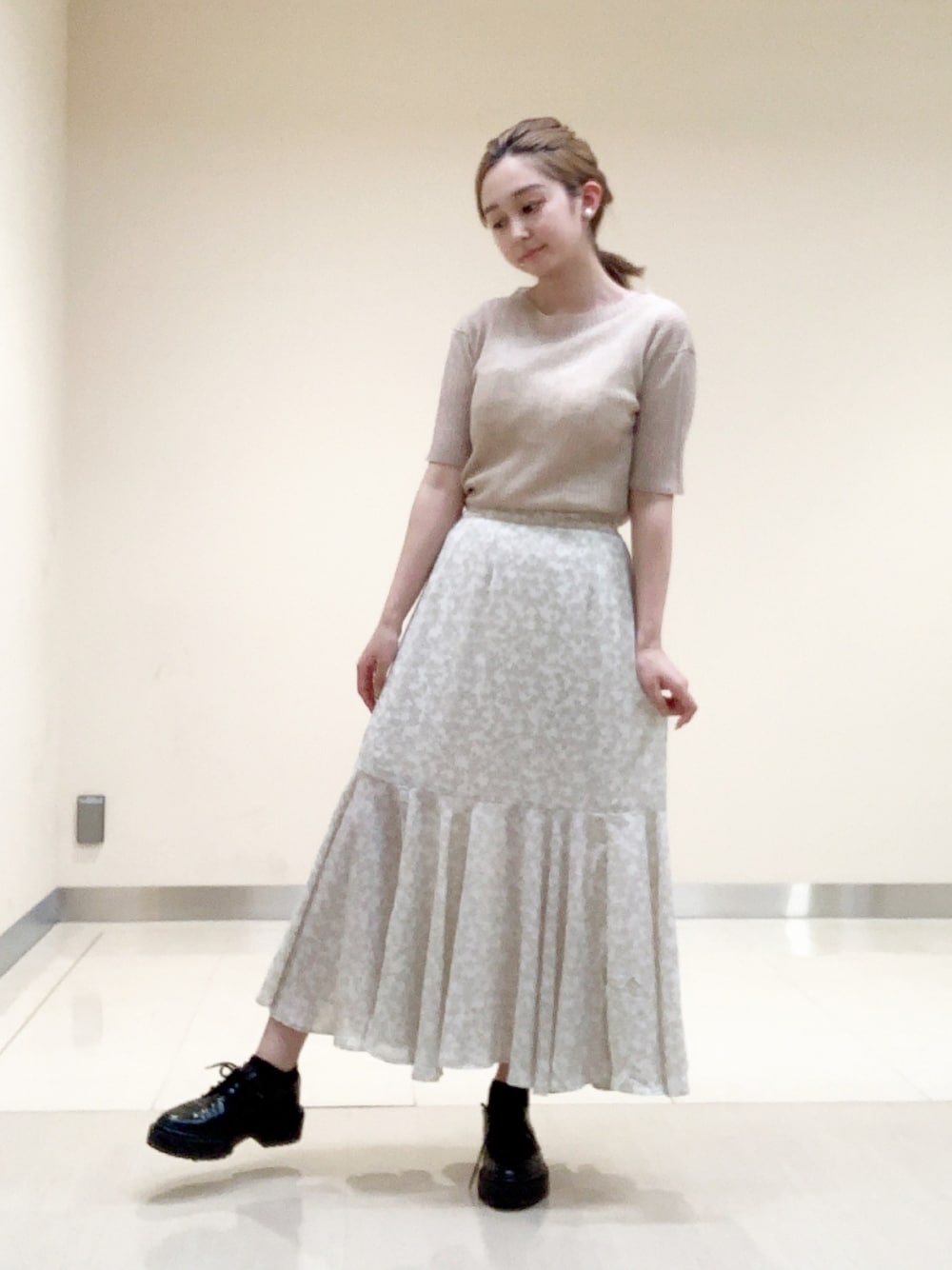 「マーメイドスカート、春夏コーデ、29度、プチプラ、半袖、デート、母の日、earth music&ecology、シンプル、きれいめカジュアル」｜「earth music&ecologyの花柄切替フレアスカート　＊（スカート、ホワイト系）」を使った、まいさん（レディース・158cm）の春コーディネートの1枚目の写真