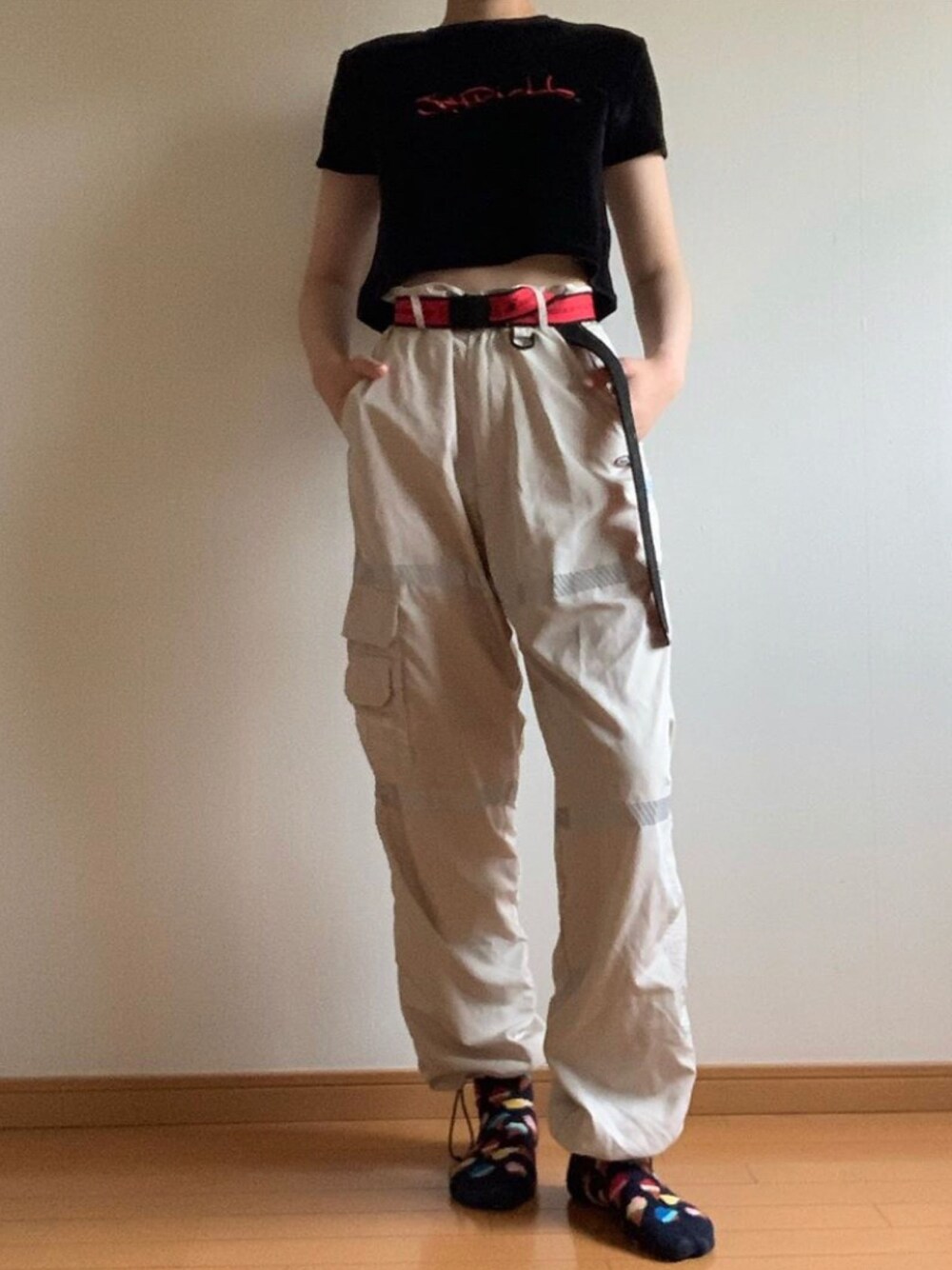 「summer、JOYRICH、happy socks」｜「JOYRICHのSports Cargo Pants（その他パンツ、ベージュ系）」を使った、ひかりさん（レディース・163cm）の夏コーディネートの1枚目の写真