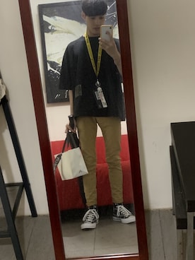 「off white（オフホワイト）のアイテム（キーケース/キーアクセサリー）」を使った、Anthony さん（メンズ・169cm）の春コーディネート