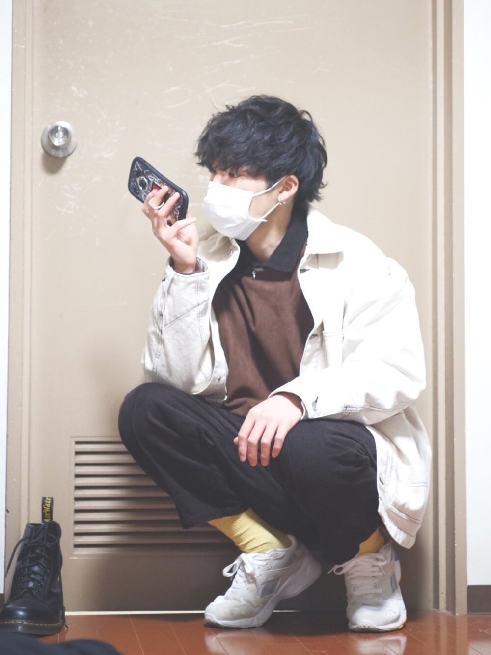 ブラウン系のスウェット、ホワイト系のその他アウター、ブラウン系のその他パンツを着用したメンズの冬コーディネートの1枚目の写真