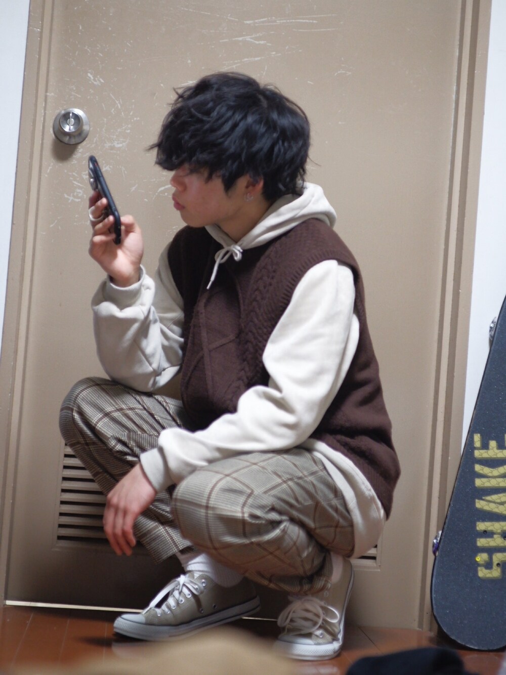 ブラウン系のニット/セーター、ベージュ系のパーカー、ベージュ系のその他パンツを着用したメンズの冬コーディネートの1枚目の写真