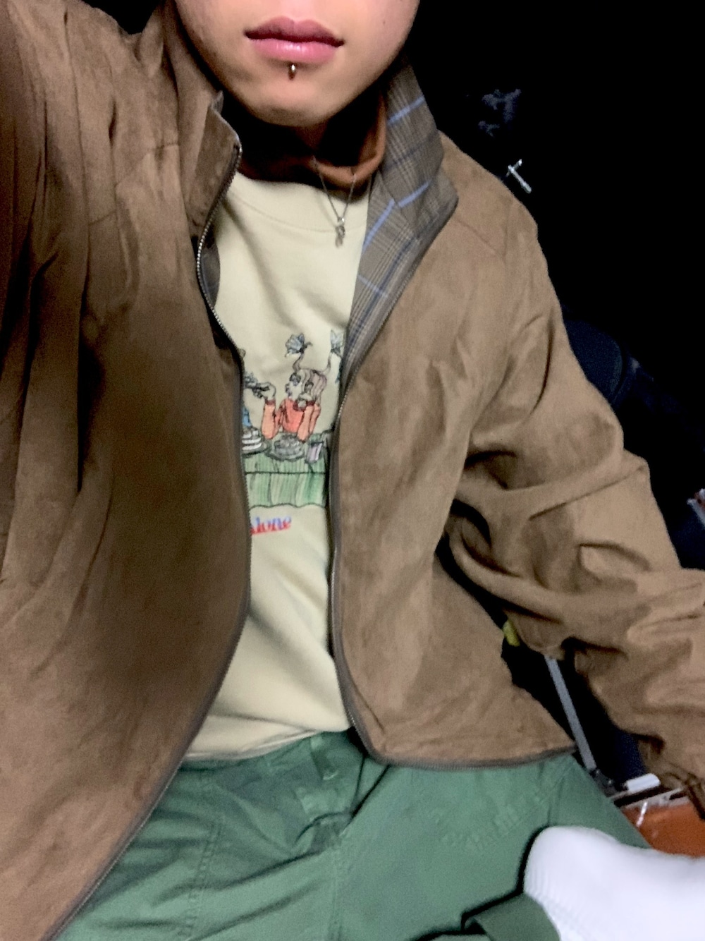 ベージュ系のその他アウター、グリーン系のパンツ、ブラウン系のTシャツ/カットソーを着用したメンズの冬コーディネートの1枚目の写真