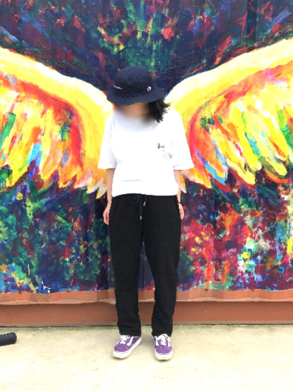 ホワイト系のTシャツ/カットソー、ブラック系のパンツ、パープル系のスニーカーを着用したレディースの夏コーディネートの1枚目の写真