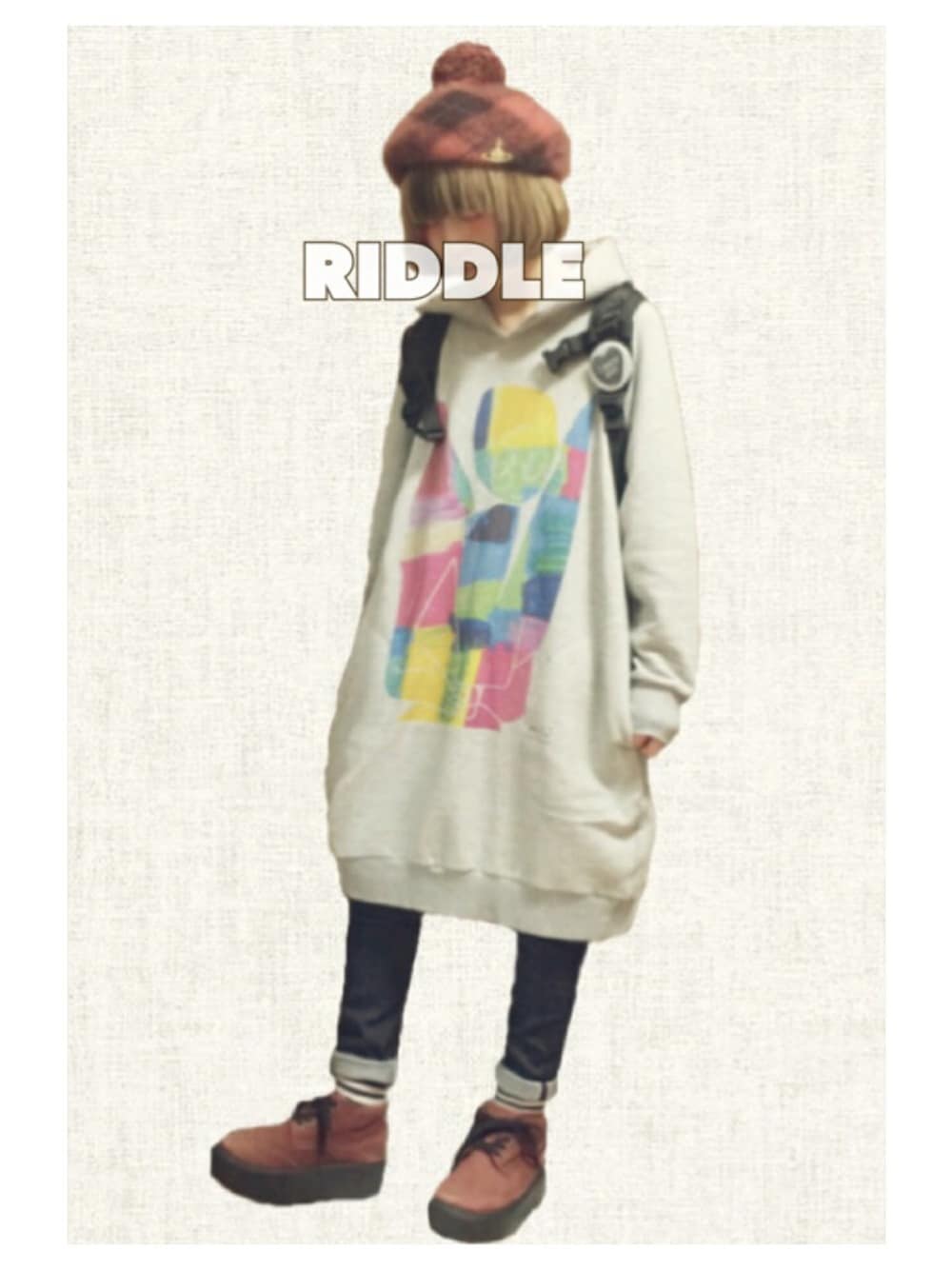 グレー系のワンピース、ブルー系のデニムパンツ、レッド系のシューズを着用したレディースの冬コーディネートの1枚目の写真