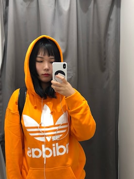 「adidas（アディダス）のアイテム（パーカー、オレンジ系）」を使った、八爪球さん（レディース）の冬コーディネート