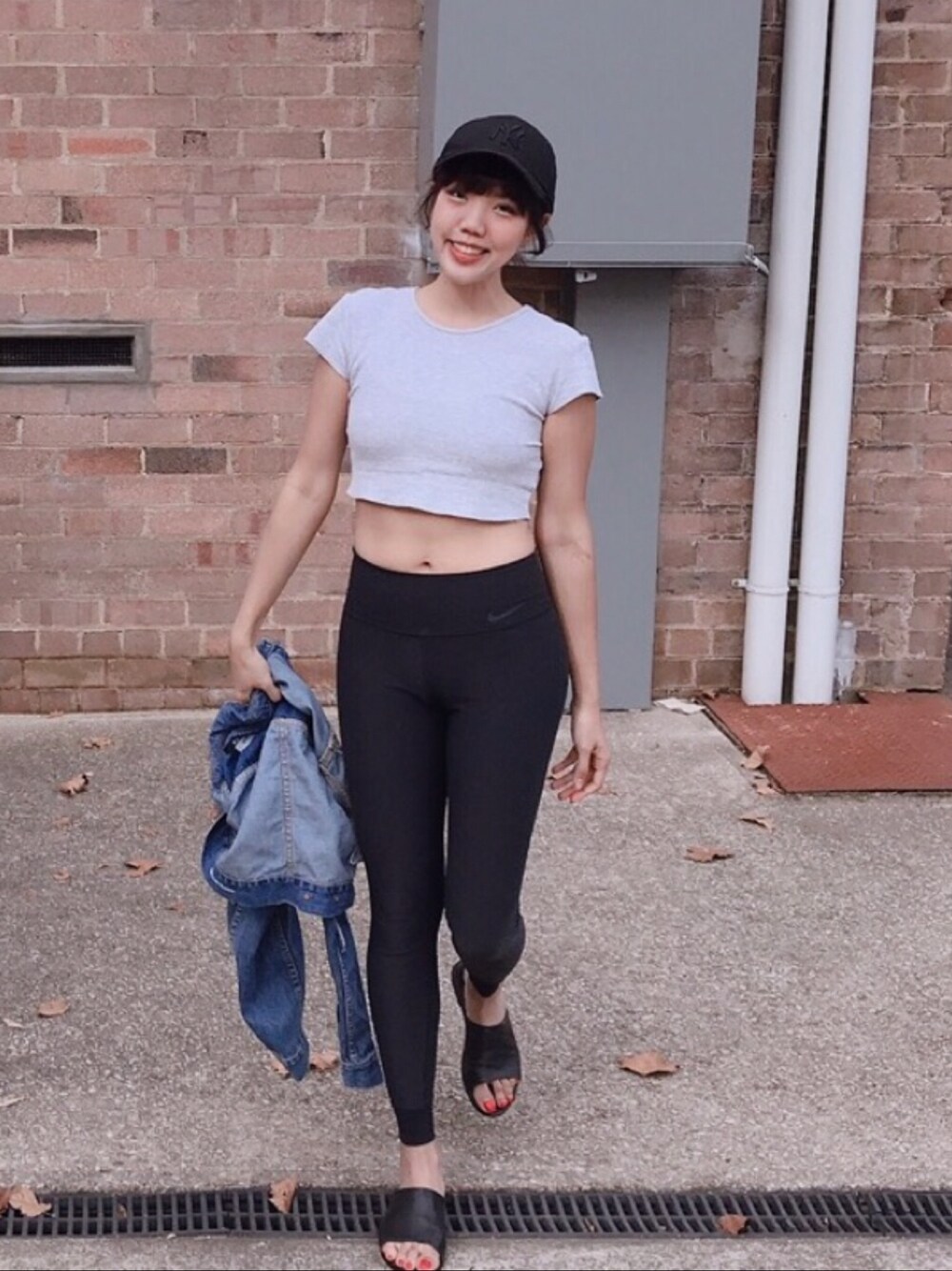 「girl、autumn、sportswear、Gymlife」｜「NEW ERAのアイテム（キャップ、ブラック系）」を使った、Cさん（レディース・165cm）の春コーディネートの1枚目の写真