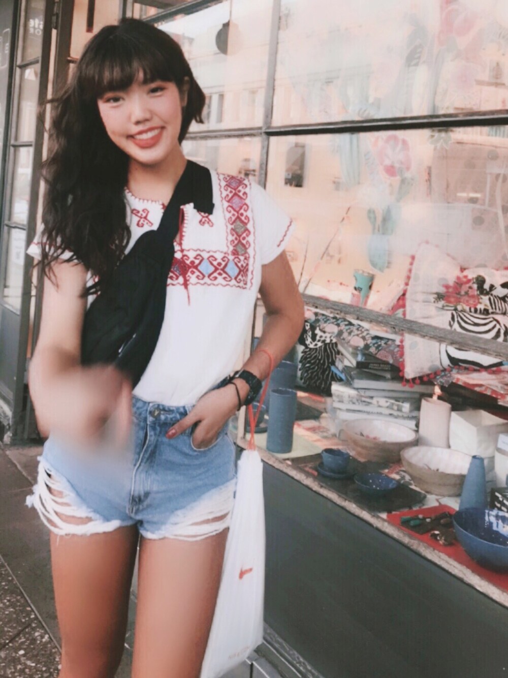 「VINTAGE、summer、girl、denimshorts」｜「VINTAGEのアイテム（その他トップス、ホワイト系）」を使った、Cさん（レディース・165cm）の春コーディネートの1枚目の写真
