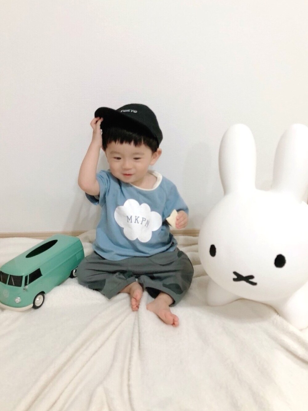 「キッズコーデ、キッズファッション、ドットパンツ、くすみカラー、キャップ、プチプラ、おとこのこ、男の子コーデ、1歳、赤ちゃん」｜「Birthdayのアイテム（Tシャツ/カットソー、ブルー系）」を使った、soracyoさん（キッズ・70cm）の秋コーディネートの1枚目の写真