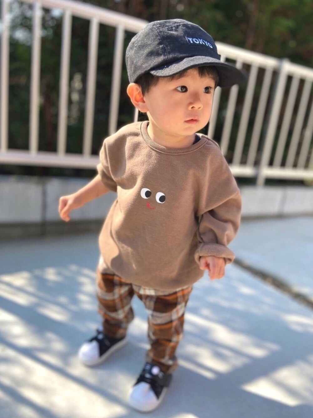 「秋のコーデ、キッズファッション、ブラウンコーデ、チェックパンツ、しまむら、キャップ、スウェット、男の子コーデ」｜「西松屋のアイテム（スウェット、ブラウン系）」を使った、soracyoさん（キッズ・80cm）の秋コーディネートの1枚目の写真