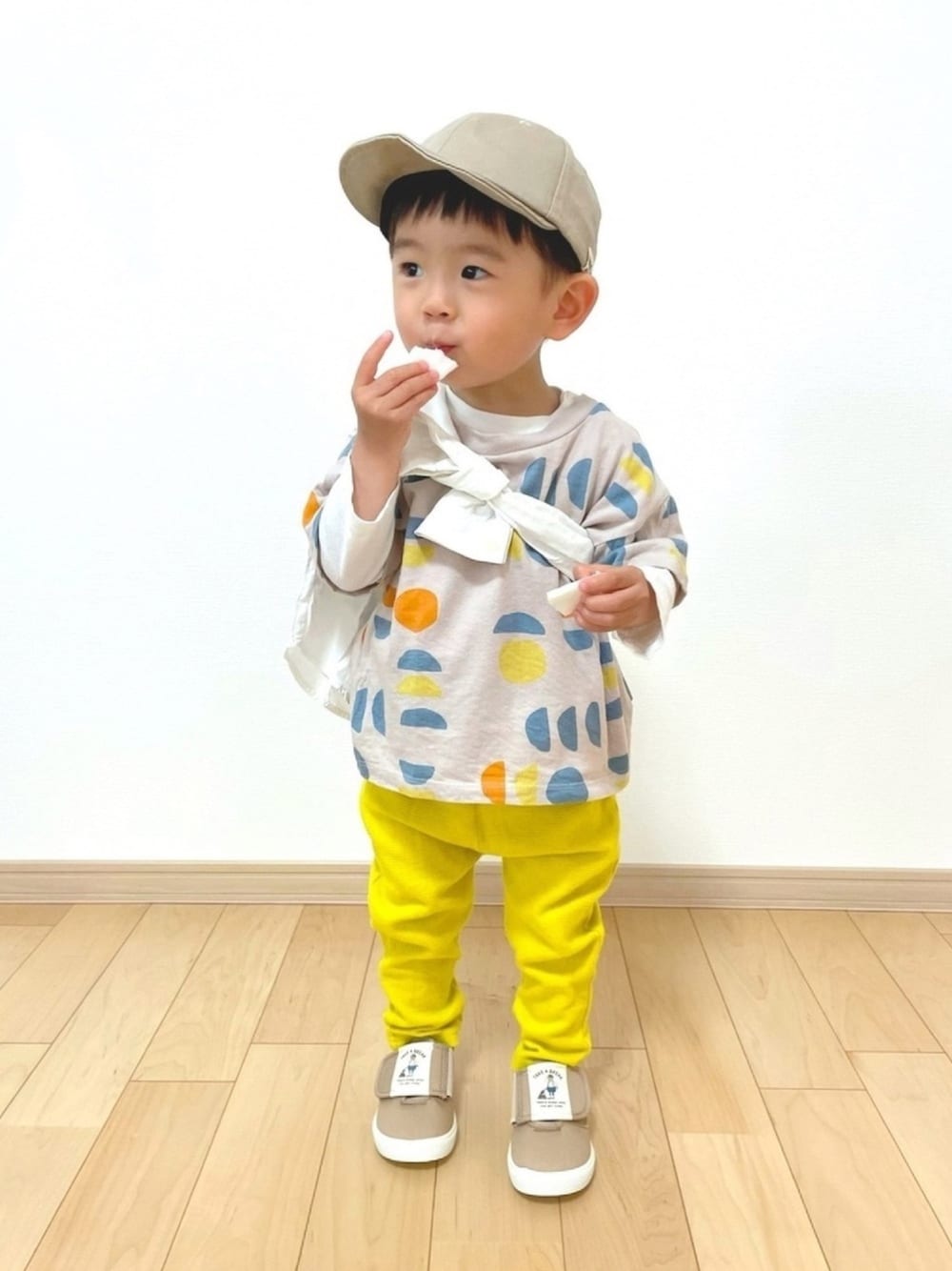 「主役はカラーパンツ、ベージュコーデ、しまむらコーデ、たすき掛け、シャツスタイル、キャップ、春コーデ、イエロー、プチプラ、男の子コーデ」｜「西松屋のアイテム（シャツ/ブラウス、ホワイト系）」を使った、soracyoさん（キッズ・80cm）の春コーディネートの1枚目の写真