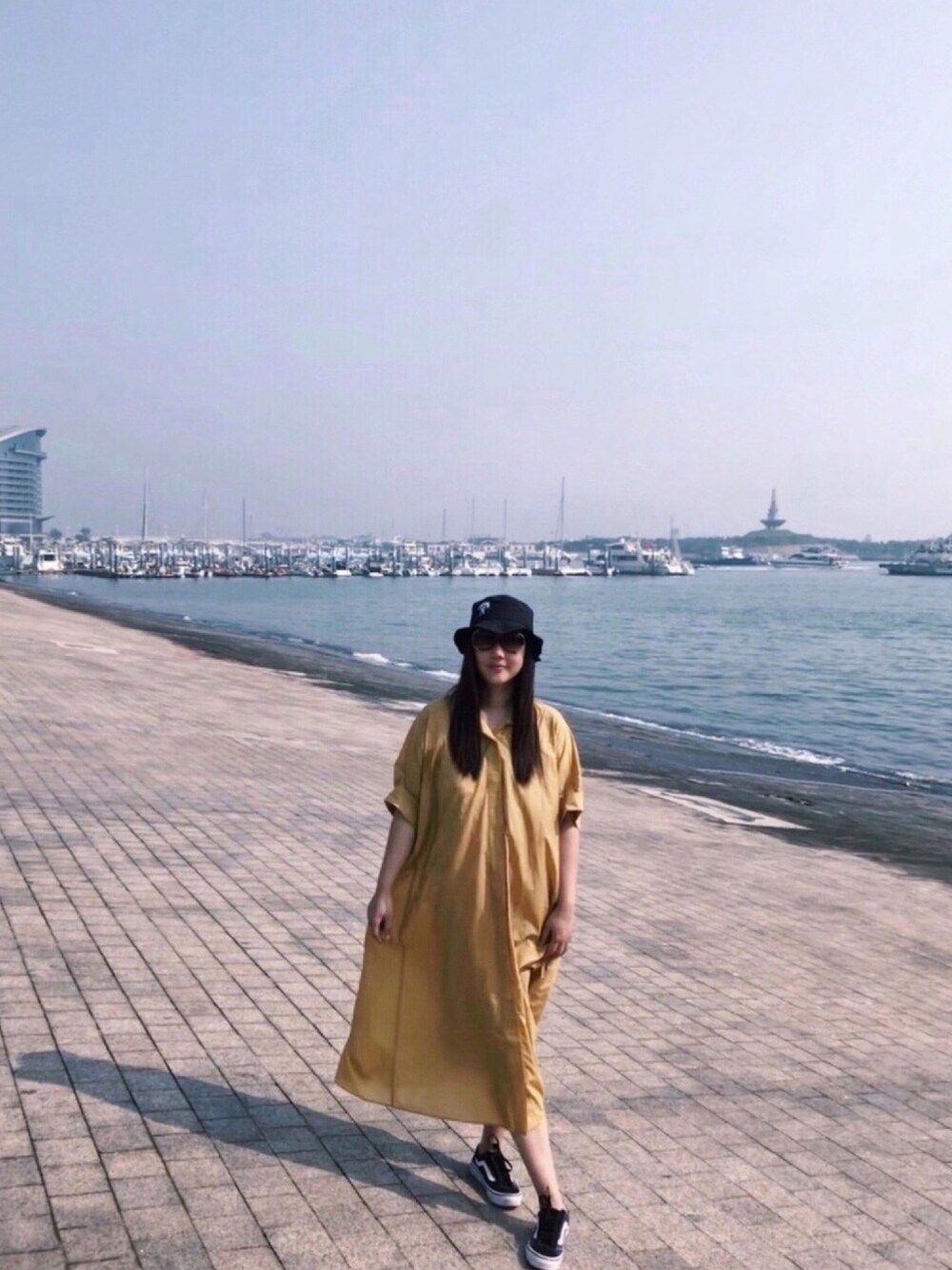 「STUSSYのBig Logo Bucket Hat（ハット、ブラック系）」を使った、融漫星さん（レディース・168cm）の秋コーディネートの1枚目の写真