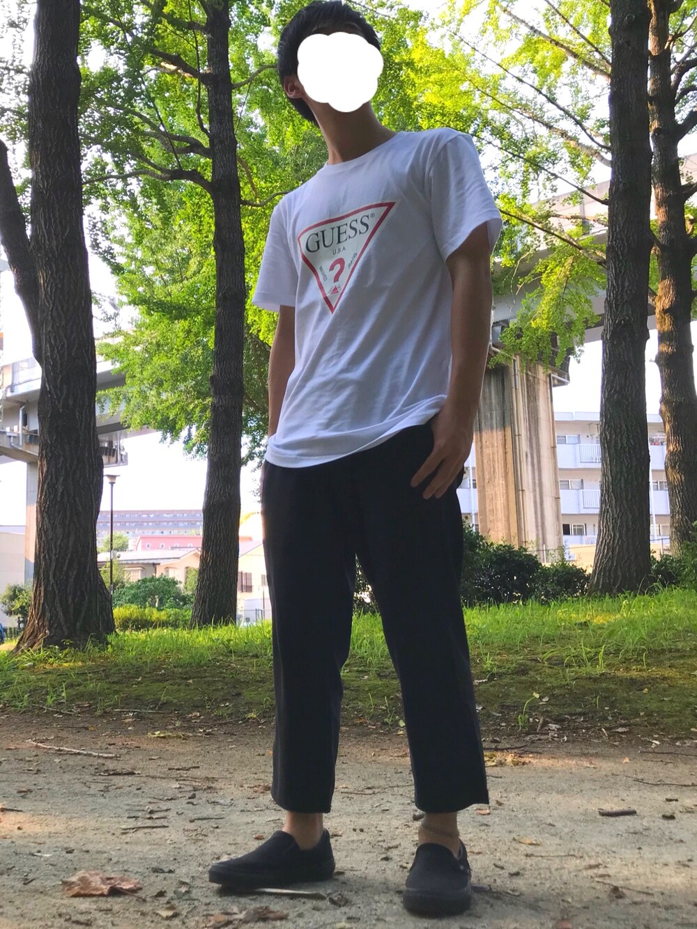 「夏コーデ、おしゃれさんと繋がりたい」｜「GuessのS/S TRIANGLE LOGO TEE（Tシャツ/カットソー、ホワイト系）」を使った、takumi 타쿠미さん（メンズ・160cm）の夏コーディネートの1枚目の写真