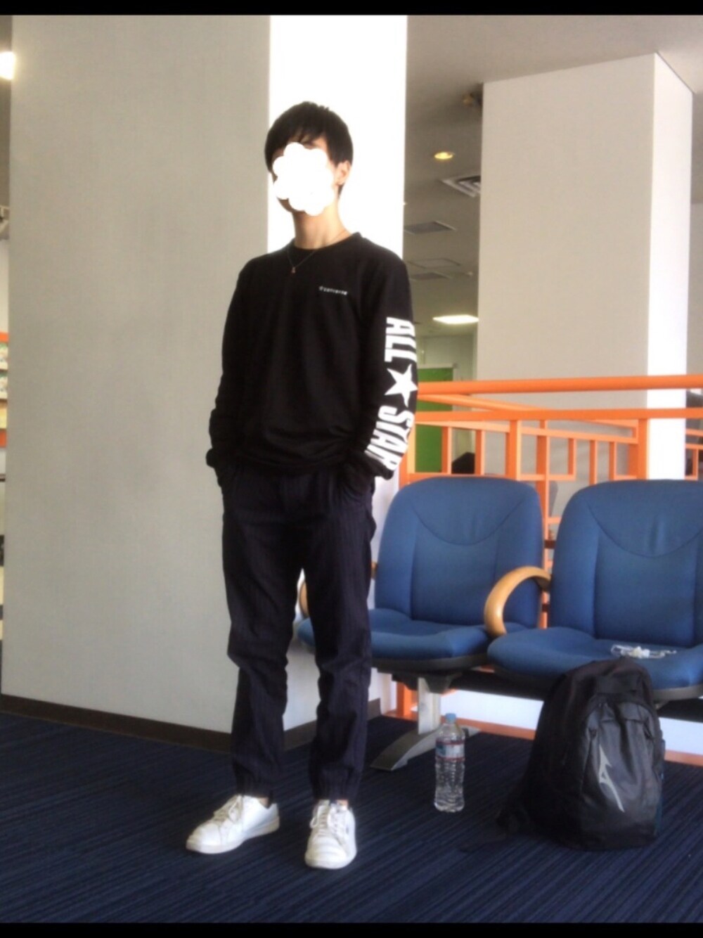「秋コーデ、ラフ、大学生、ジョガーパンツ、アイラブCONVERSE」｜「しまむらのアイテム（スウェット、ブラック系）」を使った、takumi 타쿠미さん（メンズ・160cm）の秋コーディネートの1枚目の写真