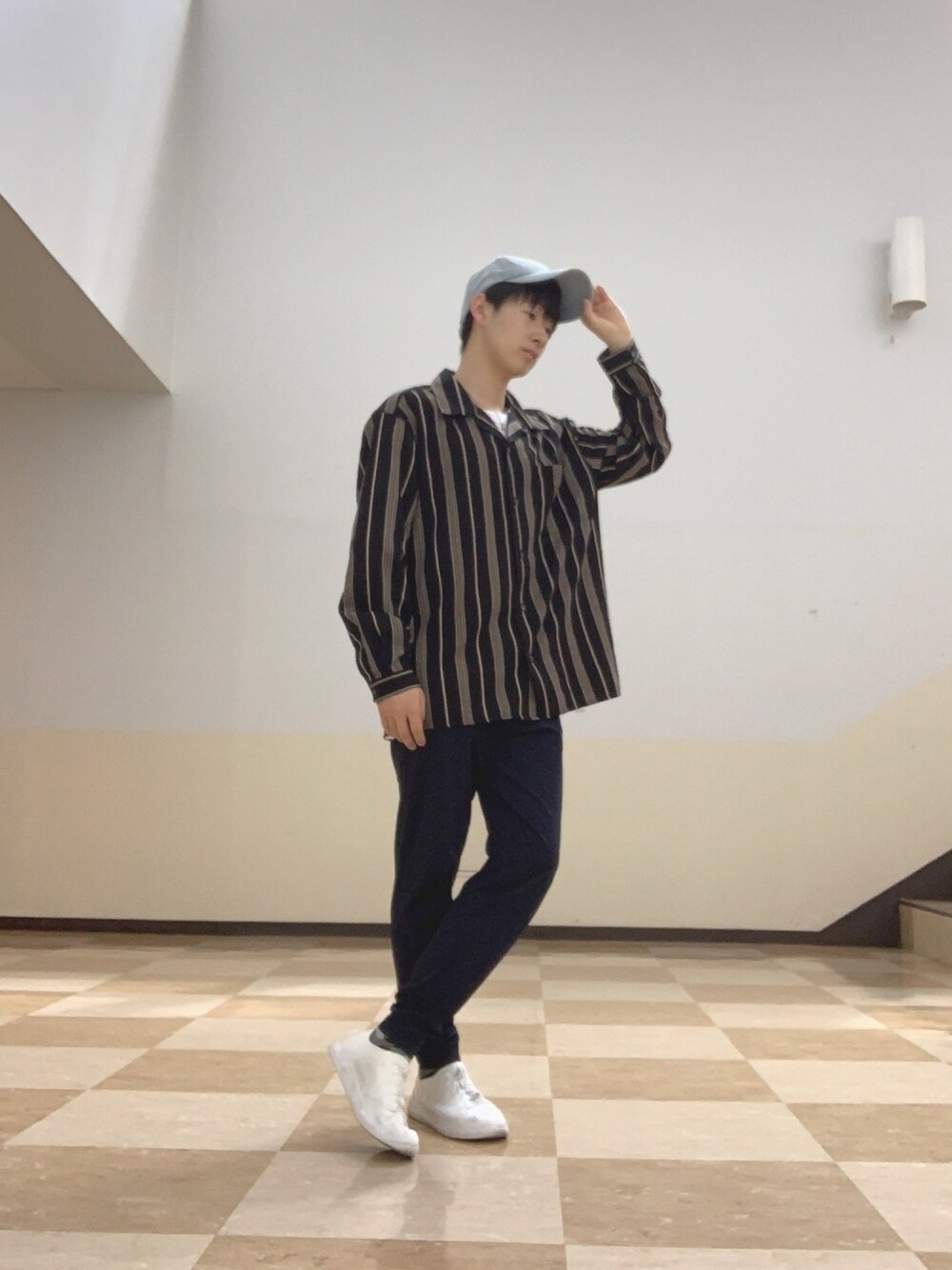 「プチプラコーデ、シャツスタイル、カジュアル、韓国ファッション、休日スタイル」｜「ConfirmのConfirm / コンファーム マルチストライプオープンカラーシャツ（シャツ/ブラウス、ブラック系）」を使った、takumi 타쿠미さん（メンズ・160cm）の春コーディネートの1枚目の写真