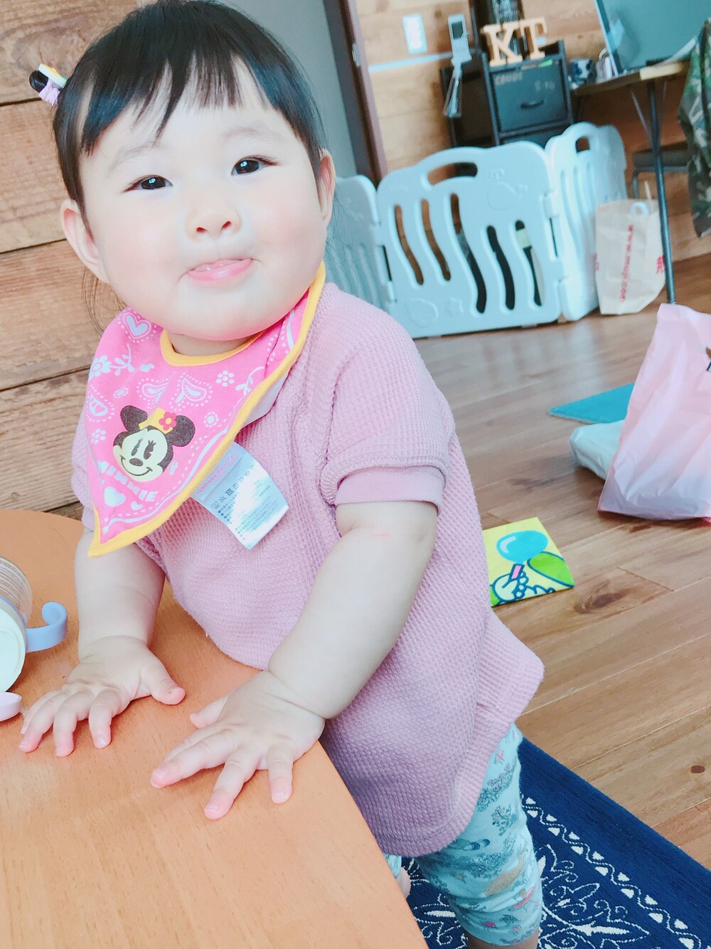 「Birthdayのアイテム（Tシャツ/カットソー、ピンク系）」を使った、mioliさん（キッズ・70cm）の春コーディネートの1枚目の写真