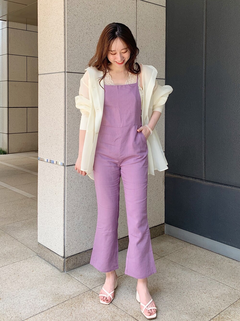 「パープル、フレアパンツ、コンビネゾン、オールインワン、サロペット、シアーシャツ、シースルー」｜「Chicoのシアーブロッキングシャツ（シャツ/ブラウス、ホワイト系）」を使った、Yuka Yoshidaさん（レディース・169cm）の春コーディネートの1枚目の写真