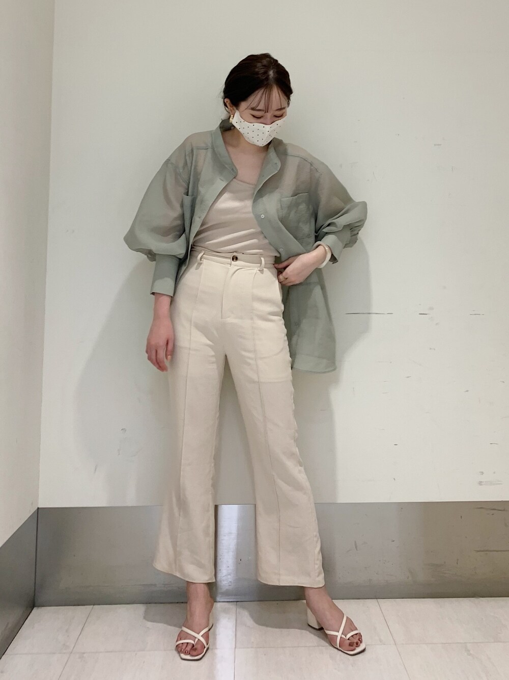 「マスク、マスクコーデ、シアーシャツ、シアー、ワンショルダー、キャミソール、フレアパンツ、インナー、ミント」｜「Chicoのシアーブロッキングシャツ（シャツ/ブラウス、グリーン系）」を使った、Yuka Yoshidaさん（レディース・169cm）の夏コーディネートの1枚目の写真
