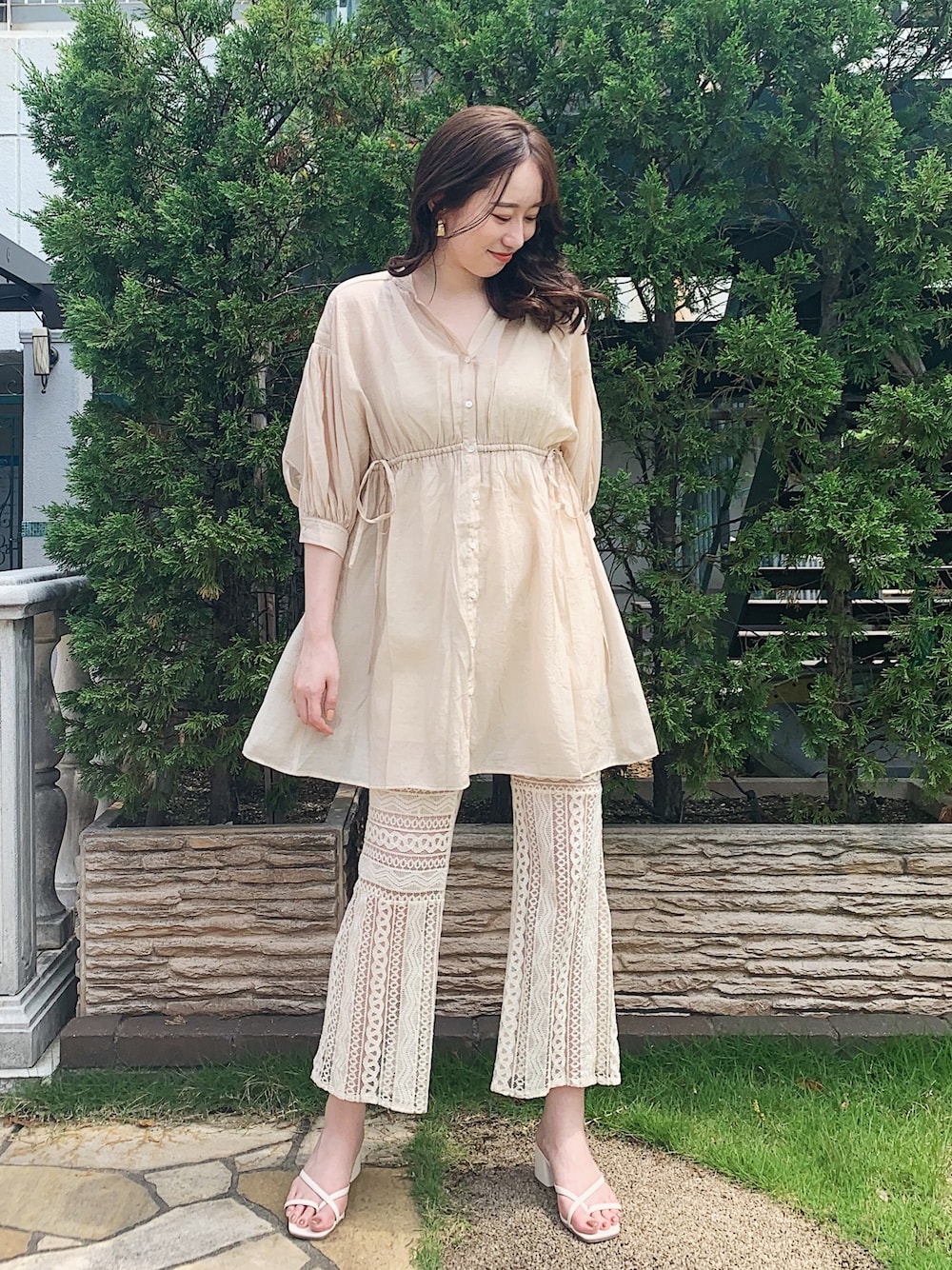 「チュニック、レース、レースパンツ、サンダル、ベージュ」｜「Chicoのシアー5分袖ボリュームバックリボンチュニック/透けブラウス（シャツ/ブラウス、ベージュ系）」を使った、Yuka Yoshidaさん（レディース・169cm）の夏コーディネートの1枚目の写真