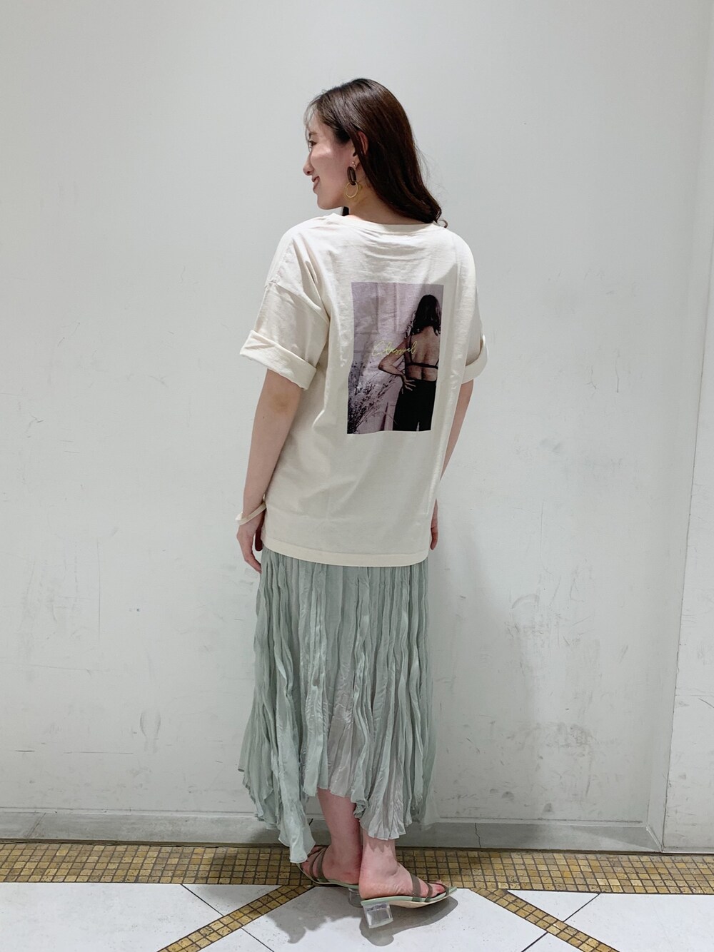 「Tシャツ、スカート、ミント、ミントカラー、フレアスカート」｜「ChicoのバックフォトプリントT/ロゴプリントルーズT（Tシャツ/カットソー、ホワイト系）」を使った、Yuka Yoshidaさん（レディース・169cm）の夏コーディネートの1枚目の写真
