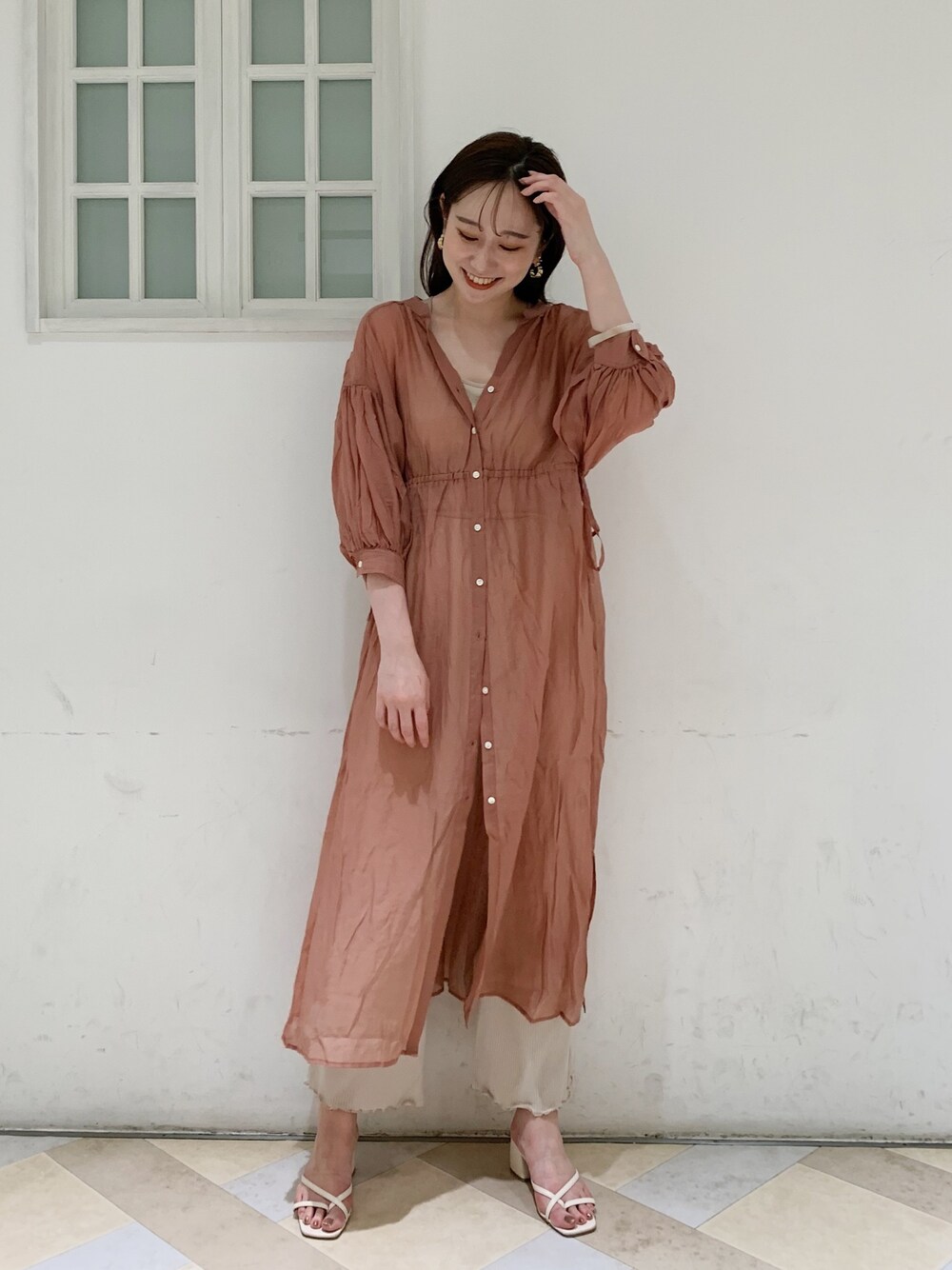 「ワンピース、ニットパンツ、パンツスタイル、サンダル」｜「Chicoのシアー5分袖ボリュームバックリボンワンピース（シャツワンピース、ピンク系）」を使った、Yuka Yoshidaさん（レディース・169cm）の夏コーディネートの1枚目の写真