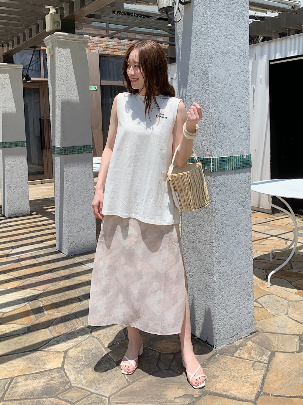 「Tシャツ、ノースリーブ、ロゴT、マーブル柄、タイダイ柄、スカート、ロングスカート」｜「Chicoのバックプリント変形ノースリビッグT/ロゴTシャツ（Tシャツ/カットソー、ホワイト系）」を使った、Yuka Yoshidaさん（レディース・169cm）の夏コーディネートの1枚目の写真