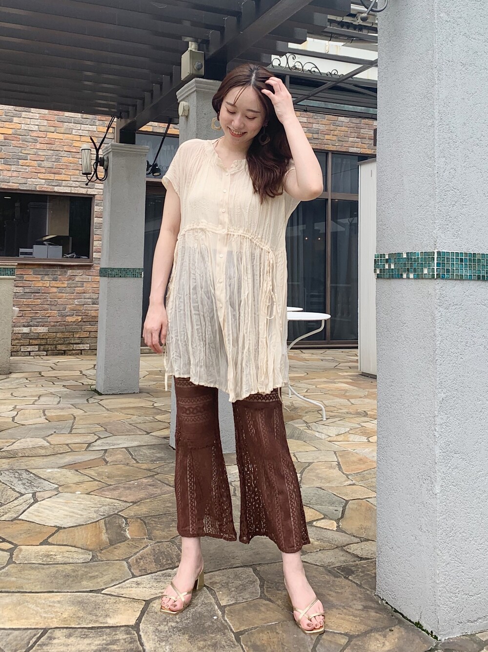 「ブラウン、レースパンツ、フレアパンツ、サンダル、レース」｜「Chicoのシアーワッシャーチュニック/透けブラウス（シャツ/ブラウス、ホワイト系）」を使った、Yuka Yoshidaさん（レディース・169cm）の夏コーディネートの1枚目の写真