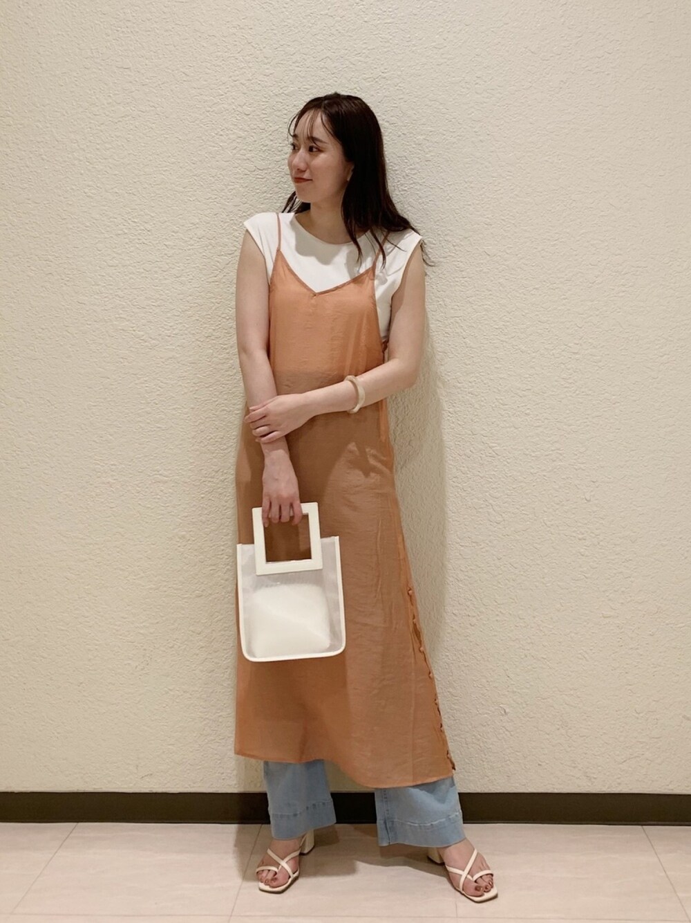 「オレンジ、シアー、シアーワンピース、キャミワンピ、レイヤードスタイル、デニム、ロングパンツ、パンツスタイル、ノースリーブ」｜「Chicoのタイダイ/シアーキャミワンピース×フレンチスリーブTセット（ワンピース、オレンジ系）」を使った、Yuka Yoshidaさん（レディース・169cm）の夏コーディネートの1枚目の写真