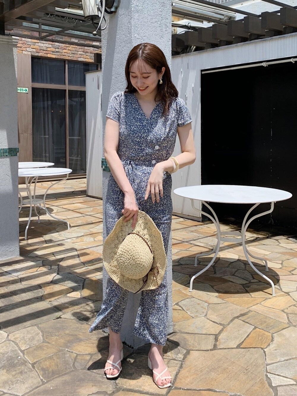 「コンビネゾン、小花柄、花柄、むぎわら帽子、麦わら帽子」｜「Chicoの細リボンペーパーハット（ハット、ホワイト系）」を使った、Yuka Yoshidaさん（レディース・169cm）の夏コーディネートの1枚目の写真