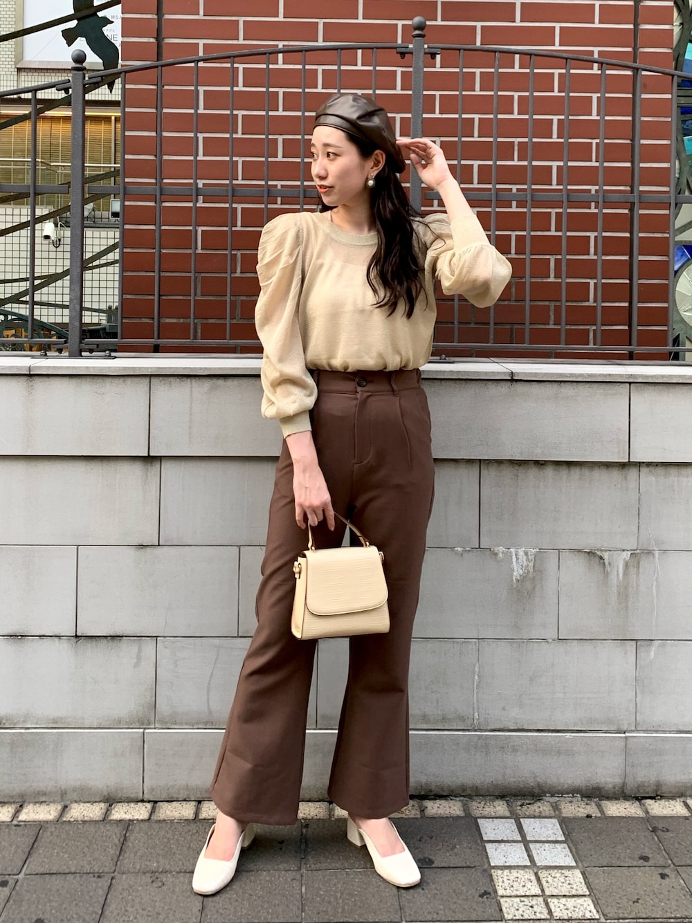「シアー、ラメニット、パワショル、パワーショルダー、パンツスタイル、フレアパンツ」｜「Chicoのラメシアーパワショルニット/シアーニット（ニット/セーター、ベージュ系）」を使った、Yuka Yoshidaさん（レディース・169cm）の冬コーディネートの1枚目の写真