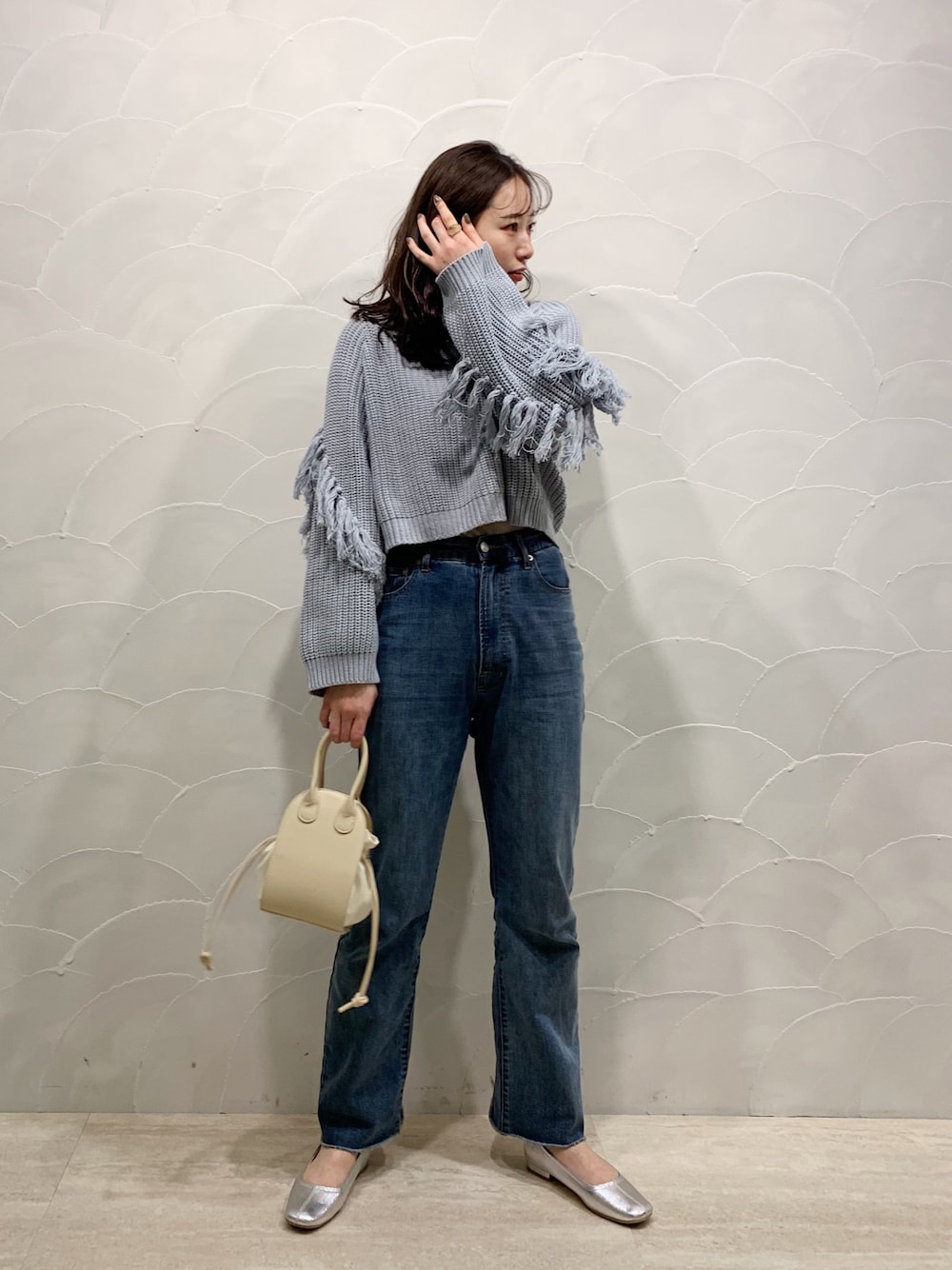 「ミント、デニム、ストレートデニム、バレエシューズ、シルバー、シルバーシューズ、巾着バッグ」｜「Chicoの短丈フリンジカーディガン（カーディガン/ボレロ、グリーン系）」を使った、Yuka Yoshidaさん（レディース・169cm）の冬コーディネートの1枚目の写真