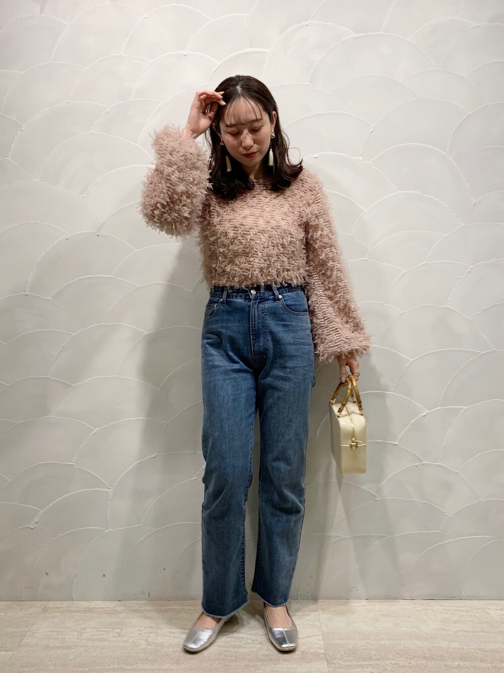 「ピンク、ボリューム袖、デニム、ストレートデニム、バレエシューズ」｜「Chicoのファンシーシャーリング長袖2wayトップス（シャツ/ブラウス、ピンク系）」を使った、Yuka Yoshidaさん（レディース・169cm）の冬コーディネートの1枚目の写真