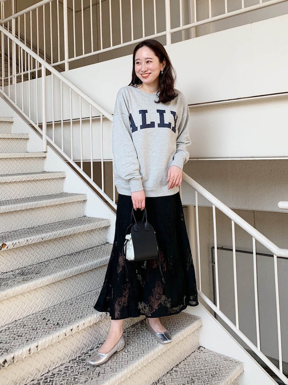 「休日スタイル、大人カジュアル、スウェット、レース、レーススカート、カジュアル、ロゴスウェット」｜「Chicoのルーズロゴスウェット/カレッジロゴ（スウェット、グレー系）」を使った、Yuka Yoshidaさん（レディース・169cm）の冬コーディネートの1枚目の写真
