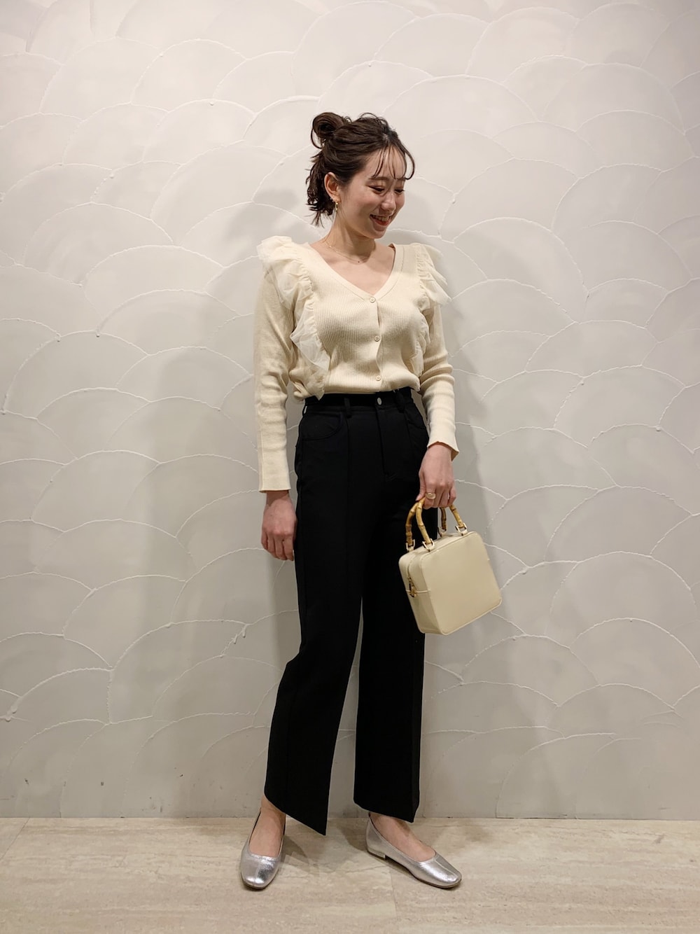 「チュール、ニット、カーディガン、スラックス、スラックスパンツ」｜「Chicoのチュールリブニットカーディガン（カーディガン/ボレロ、ホワイト系）」を使った、Yuka Yoshidaさん（レディース・169cm）の冬コーディネートの1枚目の写真