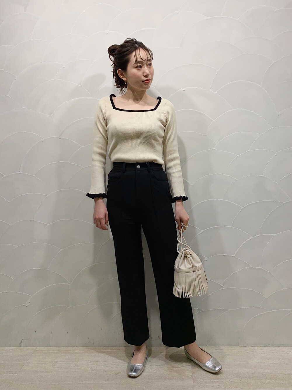 「配色、配色ニット、スクエアネック(ネック)、リブニット、スラックス」｜「Chicoのパイピング配色フレアリブニット（ニット/セーター、ホワイト系）」を使った、Yuka Yoshidaさん（レディース・169cm）の冬コーディネートの1枚目の写真